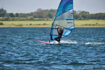 Gliding, trapeze and surfing in the straps