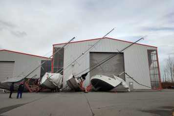 Les yachts peuvent-ils être mis en hivernage avec le mât dressé ?