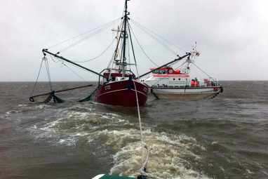 Krabbenkutter vor Untergang bewahrt