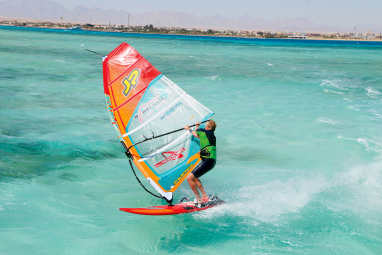 So meisterst du die Duck Jibe