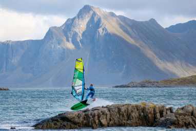 Windsurfen auf den Lofoten – Auf der Jagd nach den Polarlichtern