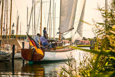 So gelingen Hafenmanöver unter Segeln