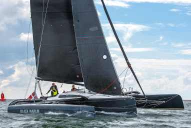 Schneller Trimaran für Touren und Silverrudder