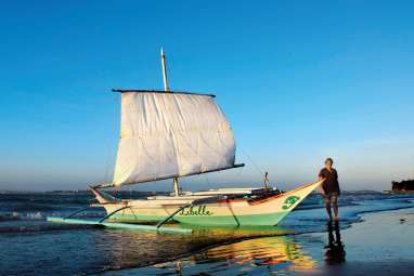 Attraverso le isole delle Filippine in una tradizionale canoa outrigger a meno di 1.000 euro