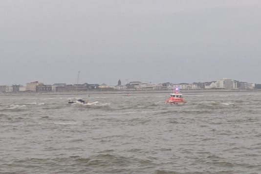Erneut Segler vor Norderney aus Brandung befreit