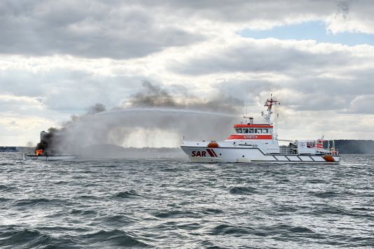 Segelyacht steht vor Travemünde in Flammen