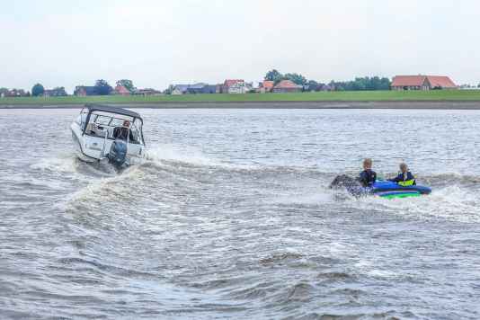 Wakeboard, water skis & co. - fun equipment put to the test