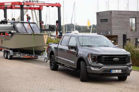 So schlägt sich der Ford F-150 Lariat mit E-Boot im Schlepptau