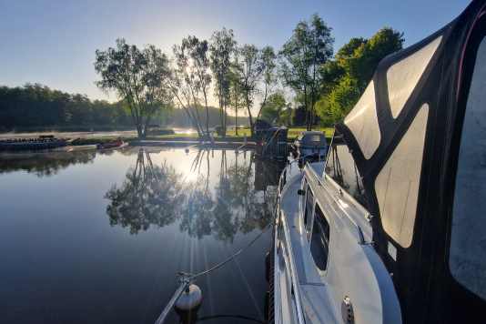 Chartertörn auf der Peene - zwischen Schilf und Strandkorb