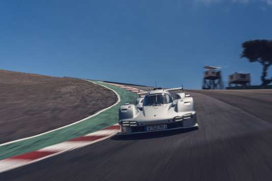 Einzelstück mit seinen Initialen