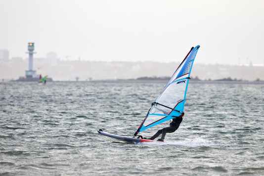 Lightweight windsurfing rig for kids - the STX PowerKid put to the test