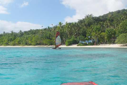 Mit Windsurfer und SUP durch Tonga’s Inselwelt