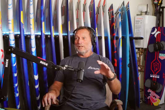 Waterman Dave Kalama über abenteuerliche Windsurf-Zeiten, große Wellen und Foilen