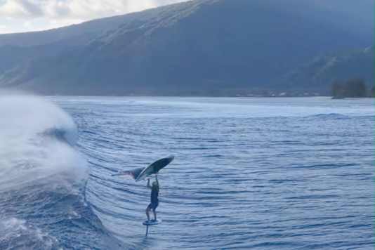 Malo Guénolé - Aerial-Show und Traumwellen auf Tahiti