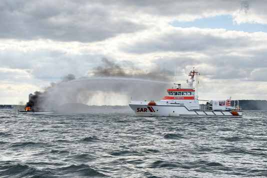 Segelyacht steht vor Travemünde in Flammen