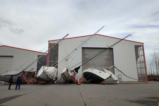 Les yachts peuvent-ils être mis en hivernage avec le mât dressé ?
