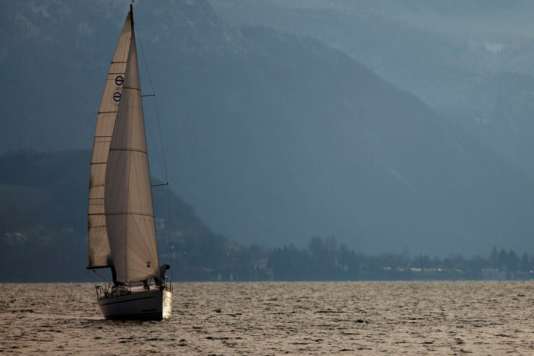 Segler klammert sich stundenlang an Boje fest
