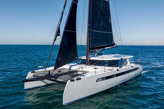 Premières images du catamaran sportif à eau bleue