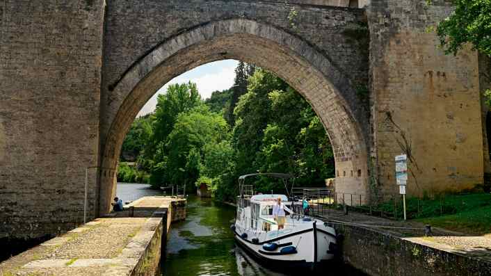 From Cahors to Caïx - by charter boat on the Lot