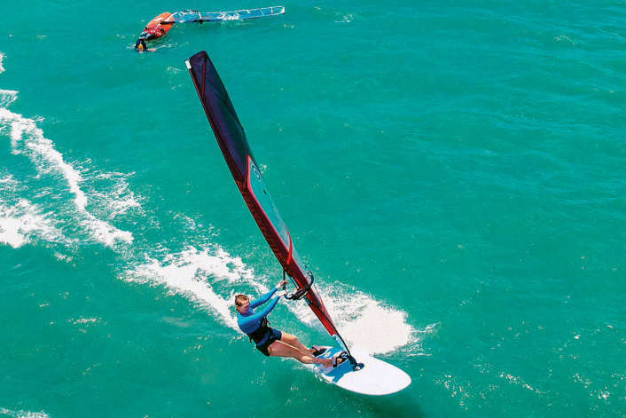 So gelingen spektakuläre Drohnen-Aufnahmen beim Windsurfen