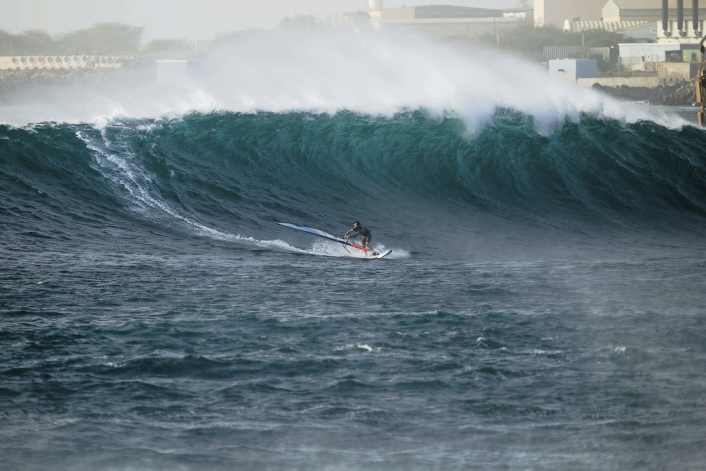 Leon Jamaer, Henri Kolberg und Laurin Schmuth über den Swell des Jahres - die besten Bilder