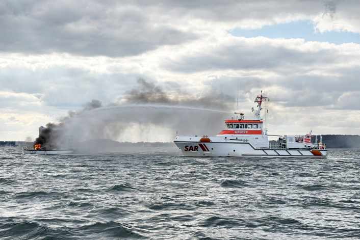 Segelyacht steht vor Travemünde in Flammen