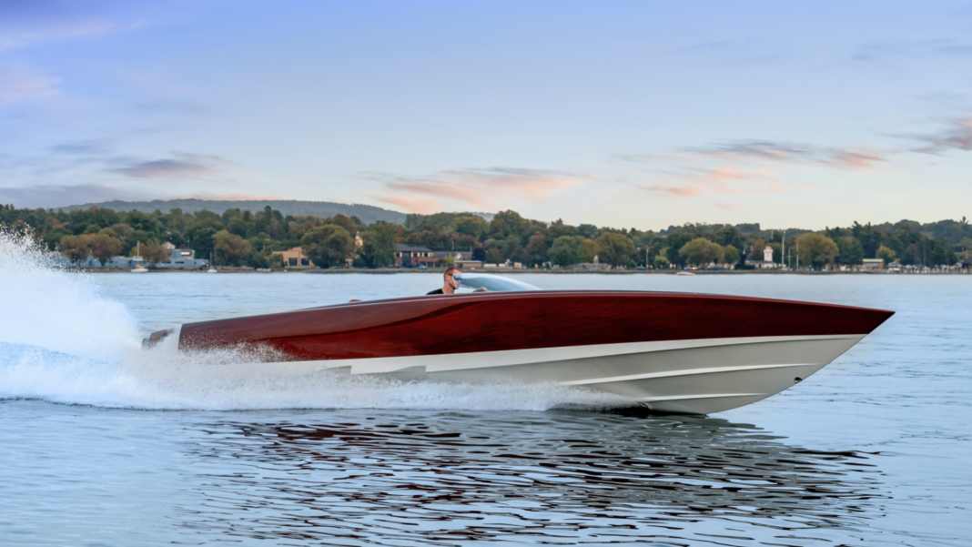 Mahagoni-Kunstwerk mit Musclecar-Motor