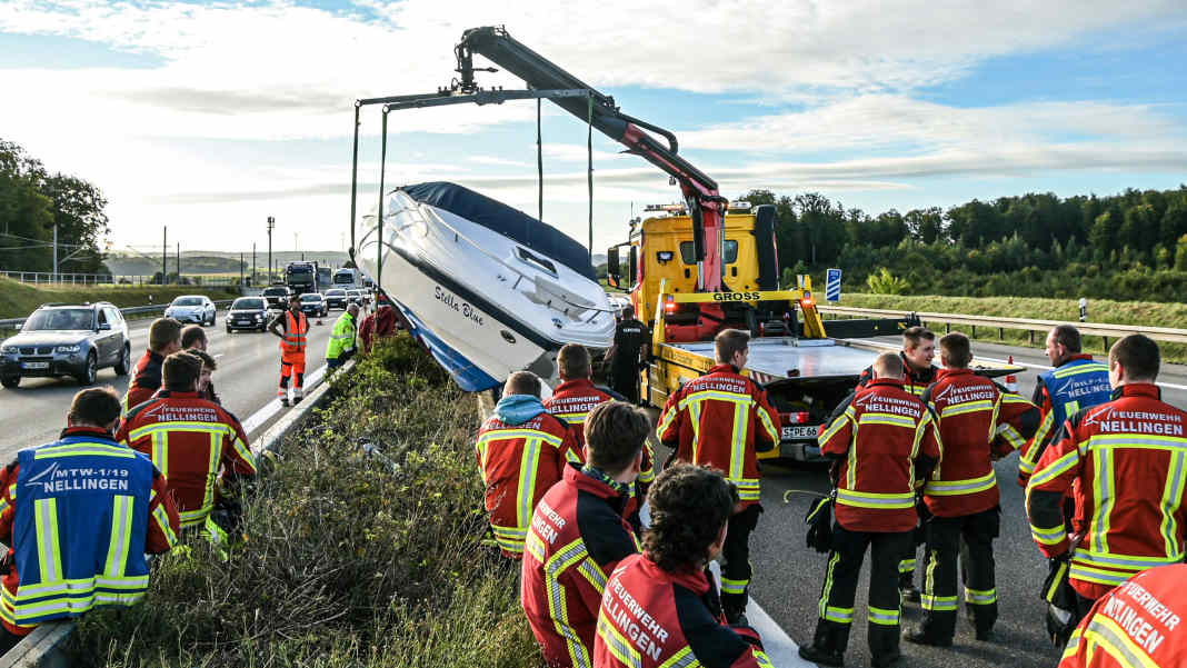 Motorboot strandet auf Mittelleitplanke