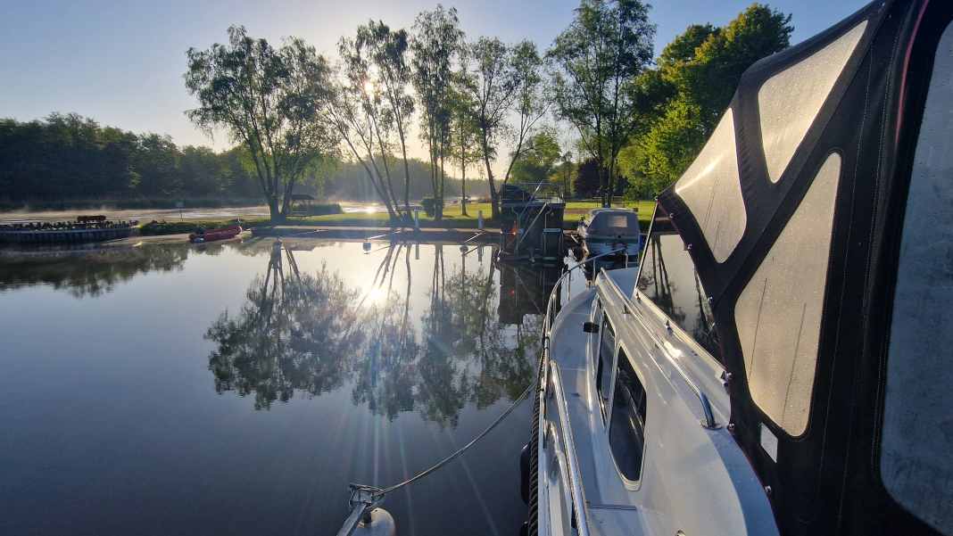 Charter cruise on the Peene - between reeds and beach chairs