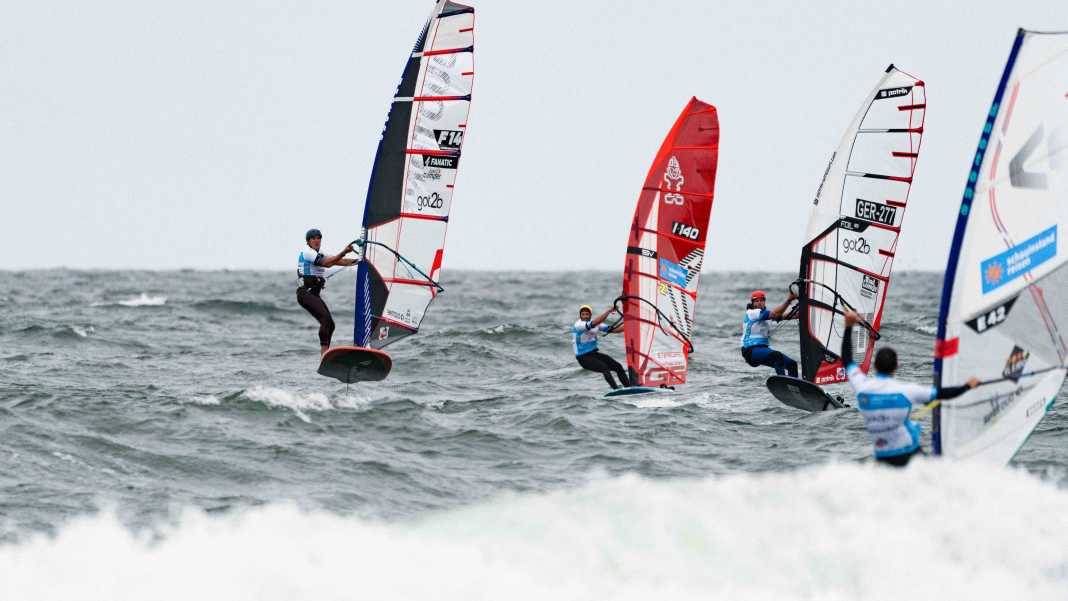 Michele Becker scratches at the top, Vrieswijk leads