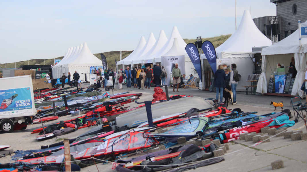 Lay Day and slalom riders in the waiting room