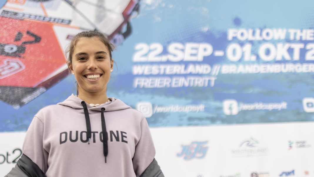 Maria Behrens surfs sensationally into the wave final