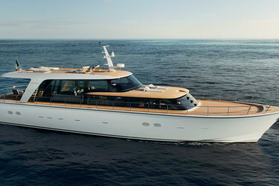 Italian retro cruiser with hybrid drive and glass superstructure