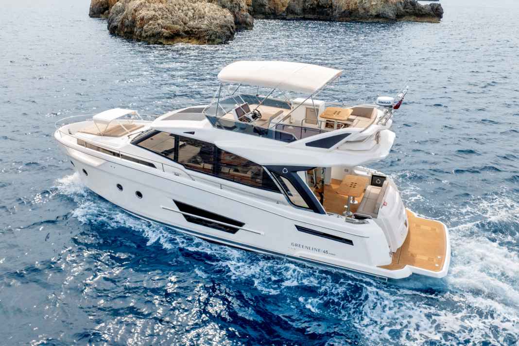 Eine Hybrid-Yacht mit einem Hotelmodus