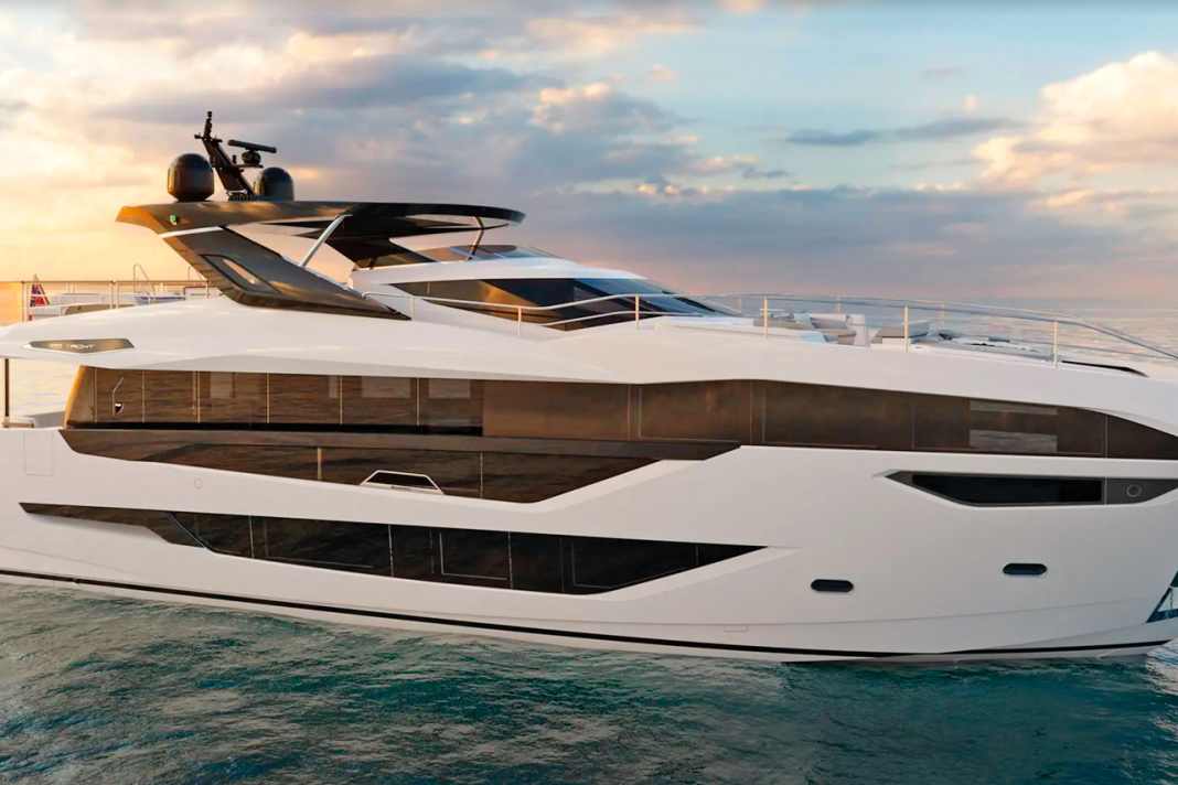 Superyacht kommt in der Realität an