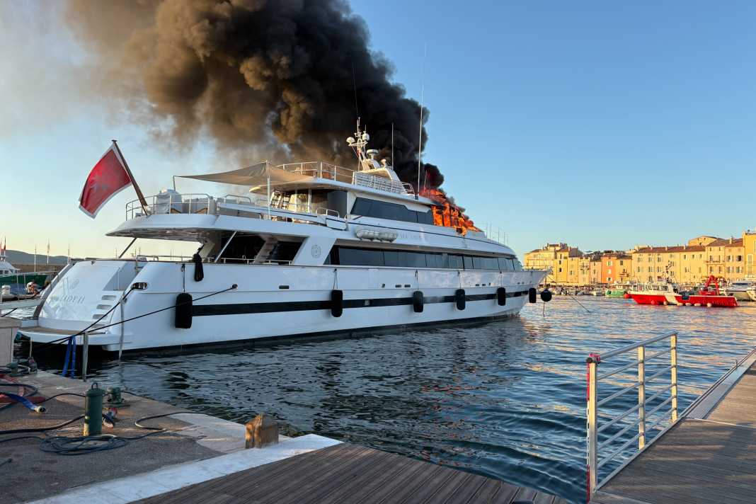Major fire on luxury yacht "Sea Lady II"