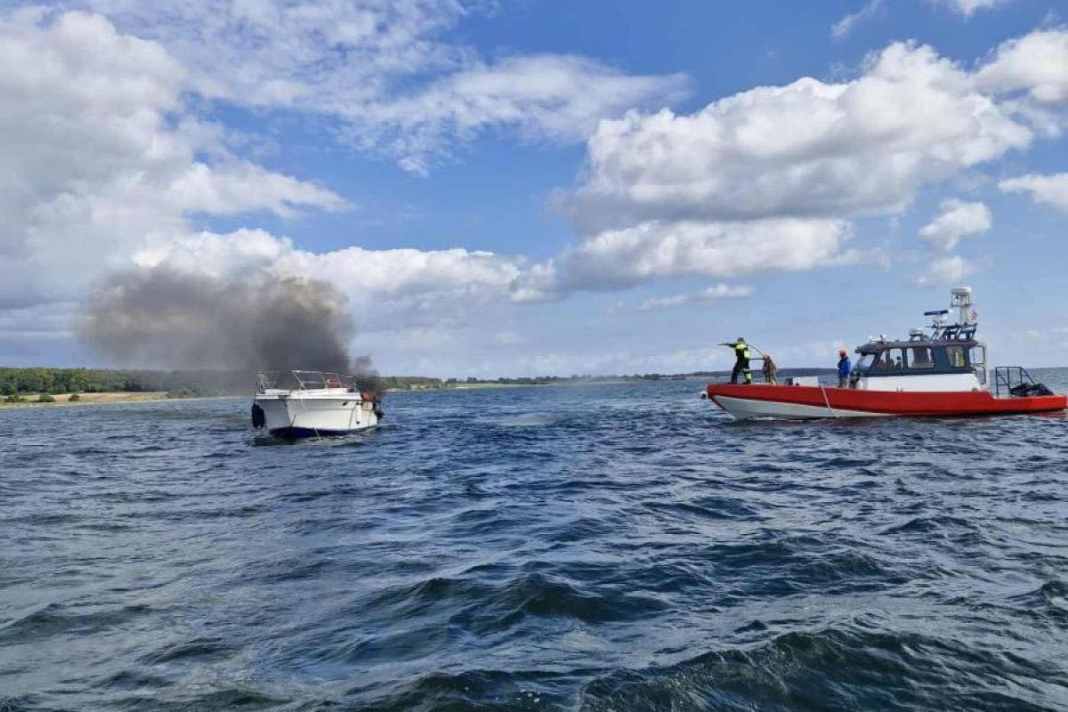 Brennendes Motorboot sinkt vor Fünen