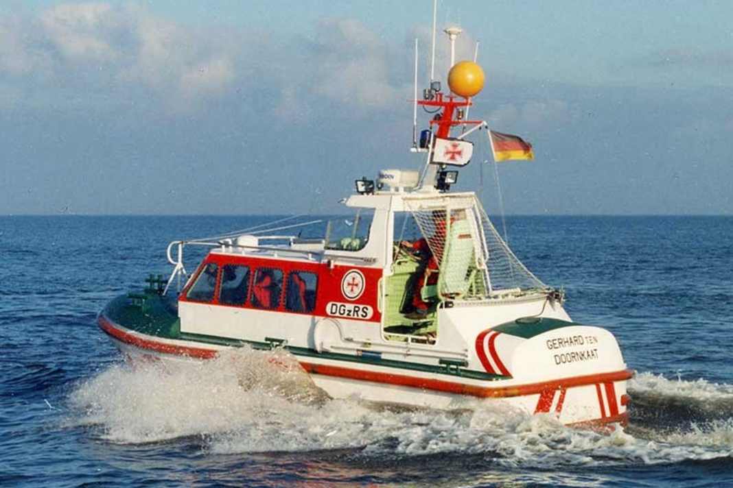 Seenotretter helfen Solarkatamaran