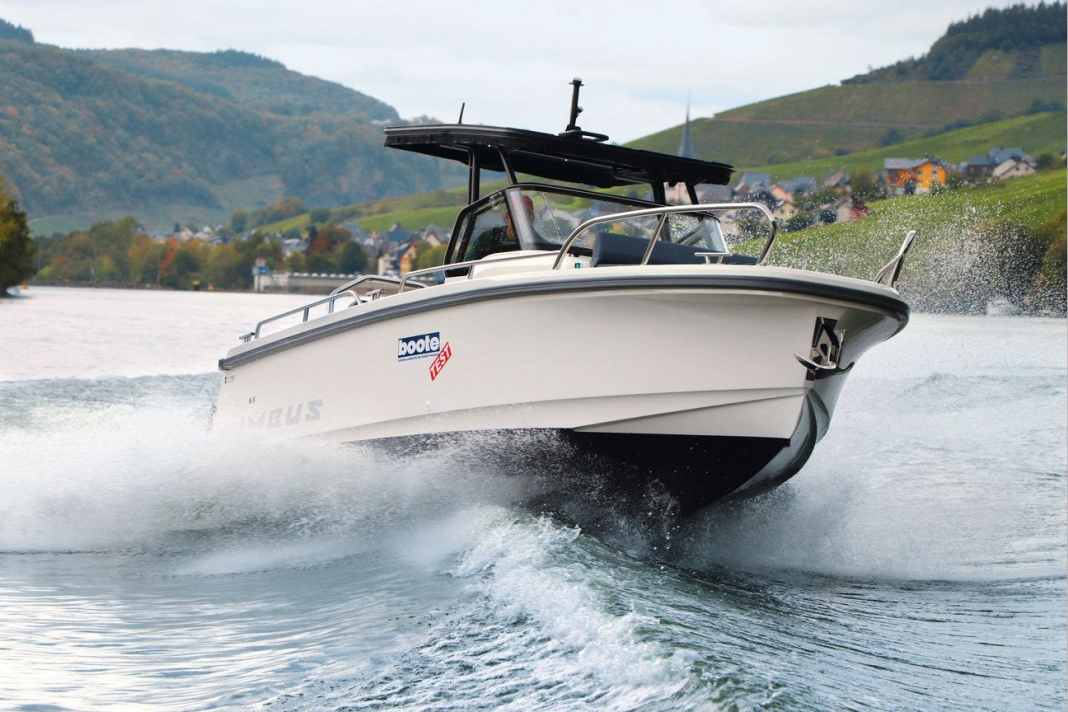 Day cruiser with outboard motor - Nimbus T8