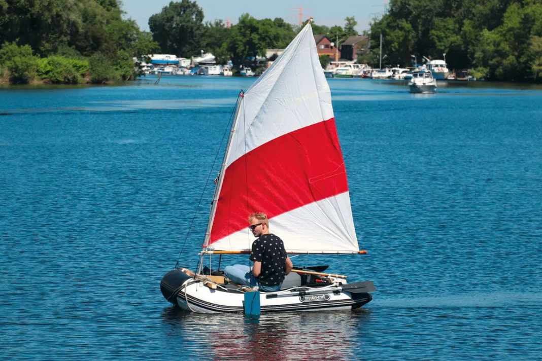 DIY-Segler aus einem Schlauchboot