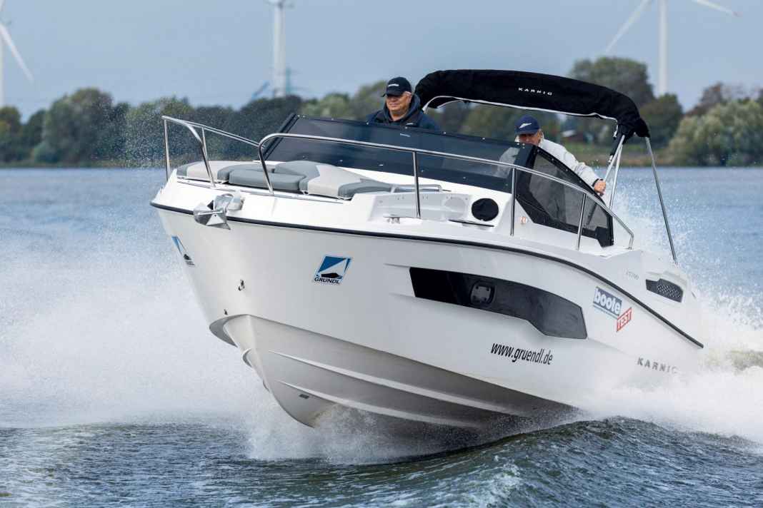 Karnic CS700 S - Cabin cruiser with a wide range of cockpit variants