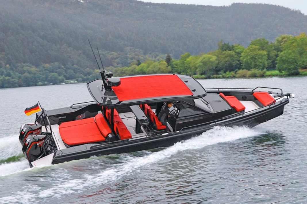 Day cruiser with outboard motor - Brabus Shadow 900 Black Ops