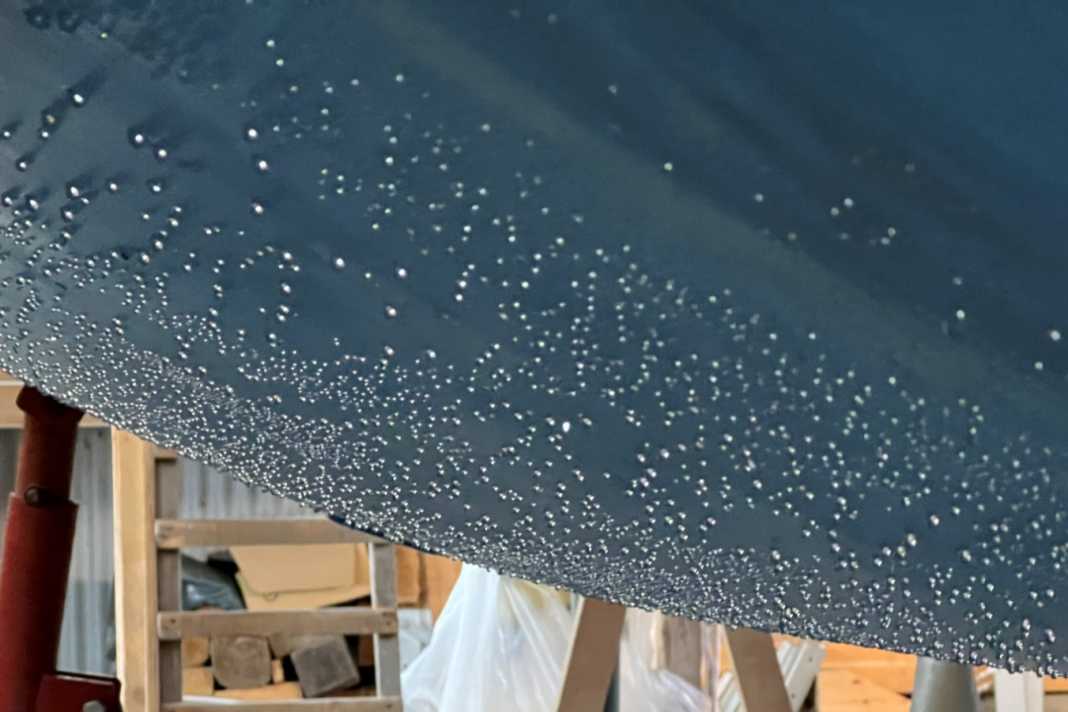 Darum ist der Taupunkt bei der Verarbeitung von Antifouling und Lack wichtig