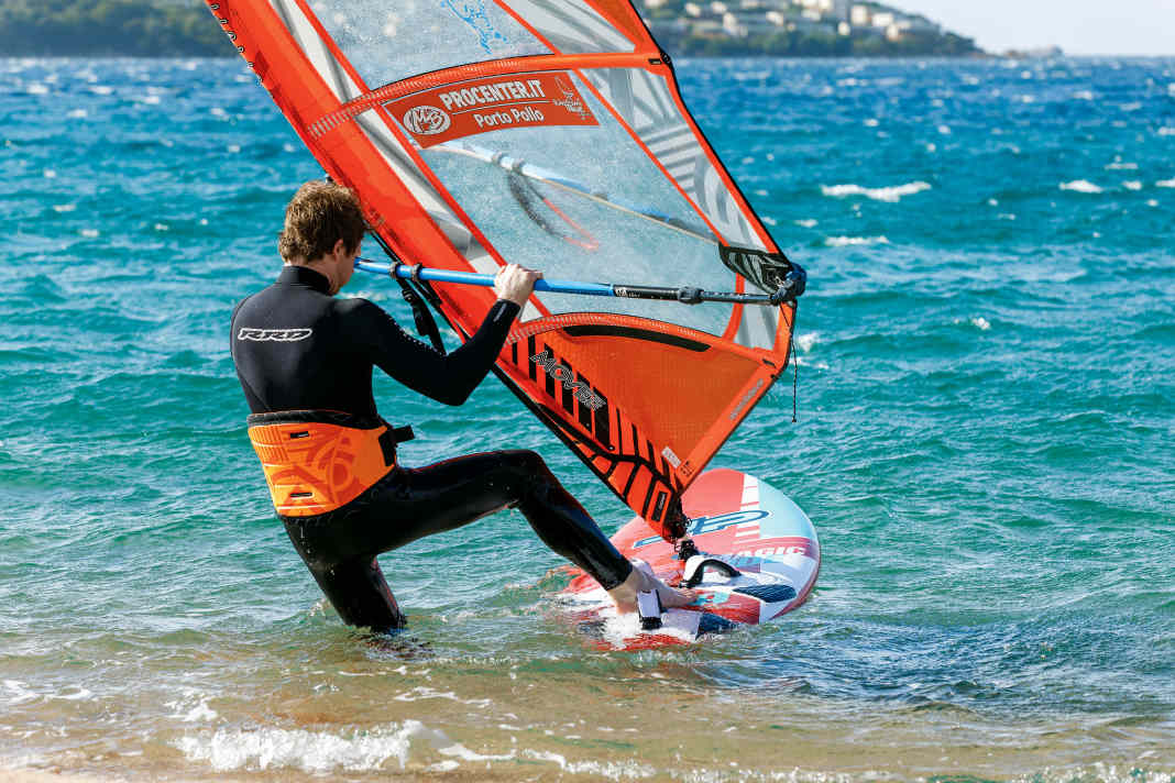 Der Beachstart beim Windsurfen – Starten ohne Segelaufholen
