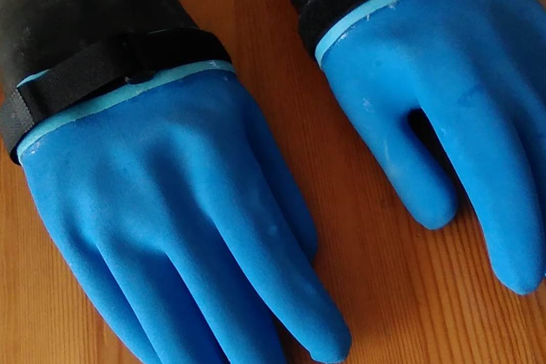 Build your own surf gloves - keep your hands warm while winter surfing