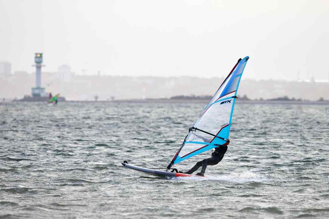 Leichtes Windsurf-Rigg für Kids - das STX PowerKid im Test