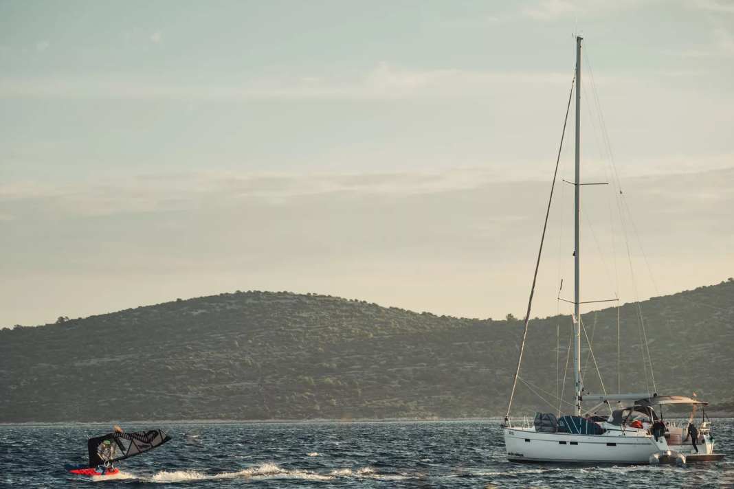 Mit Segelboot und Surfbrett durch die Inselwelt Kroatiens