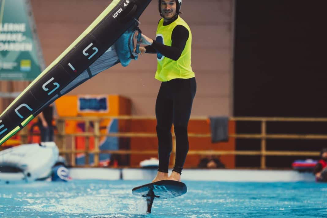 Wingsurf-Action auf dem großen Wasserbecken