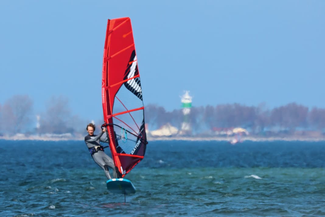 Kontrolliert fliegen, Material tunen & sicher halsen auf dem Foil