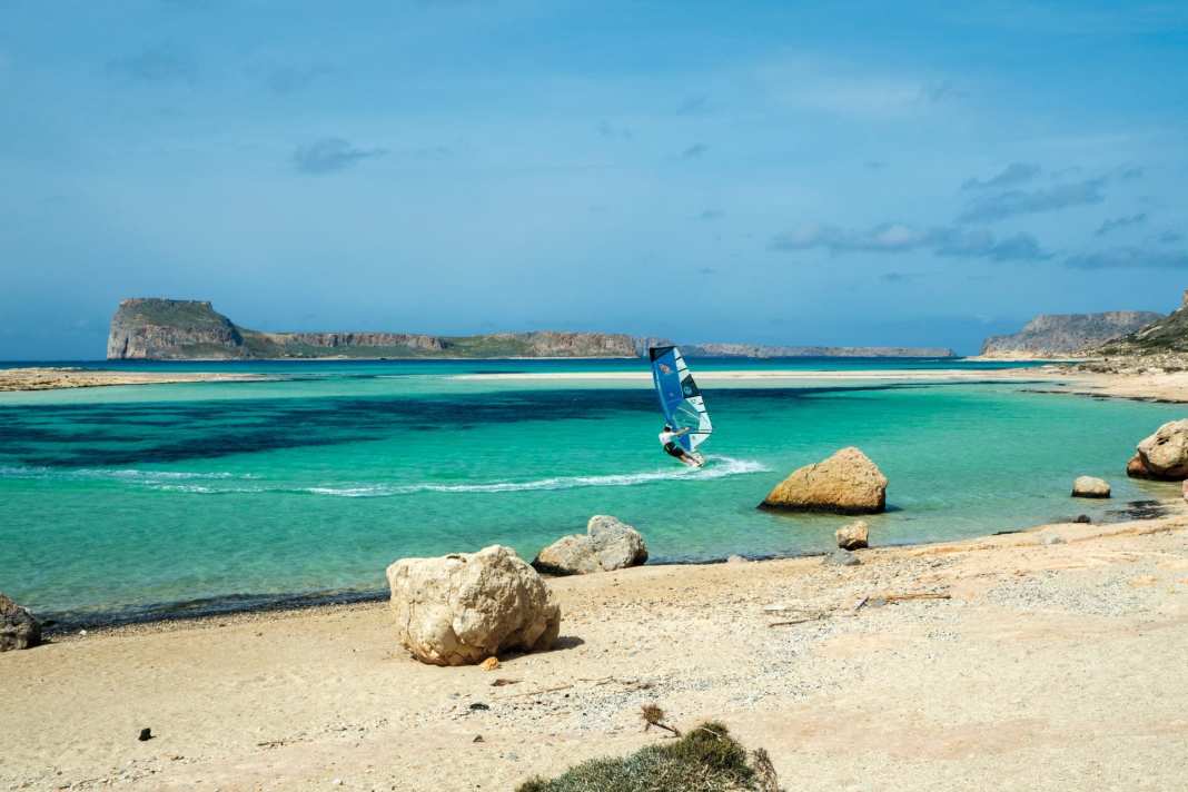 Zehn Top-Spots zum Windsurfen abseits von Palekastro